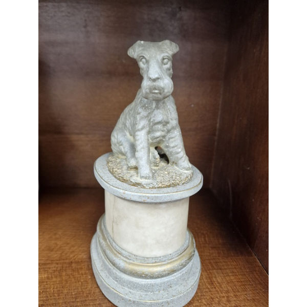 Figura perrito con peana