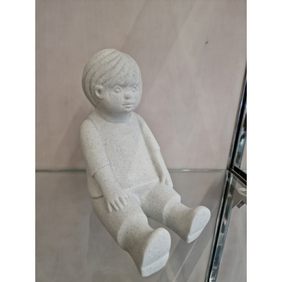 Figura niño sentado
