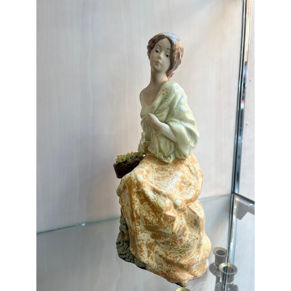 Figura mujer sentada